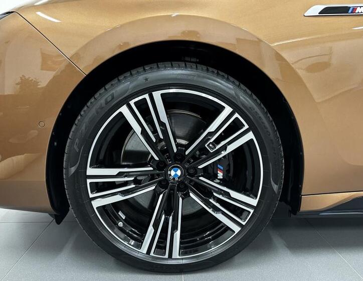 BMW i7 4