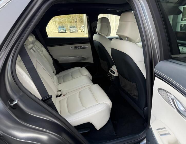 Hyundai Genesis 12