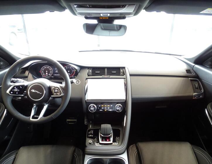 Jaguar E-Pace 9