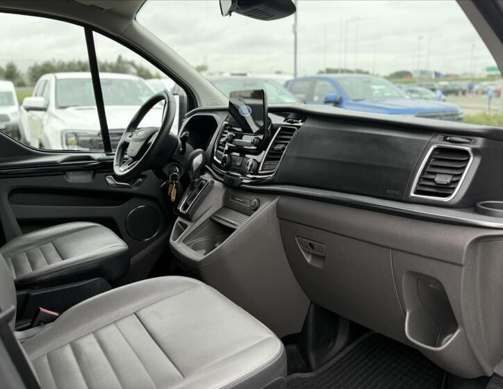 Ford Tourneo Custom 17