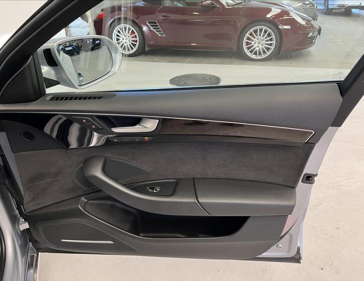 Audi A8 28