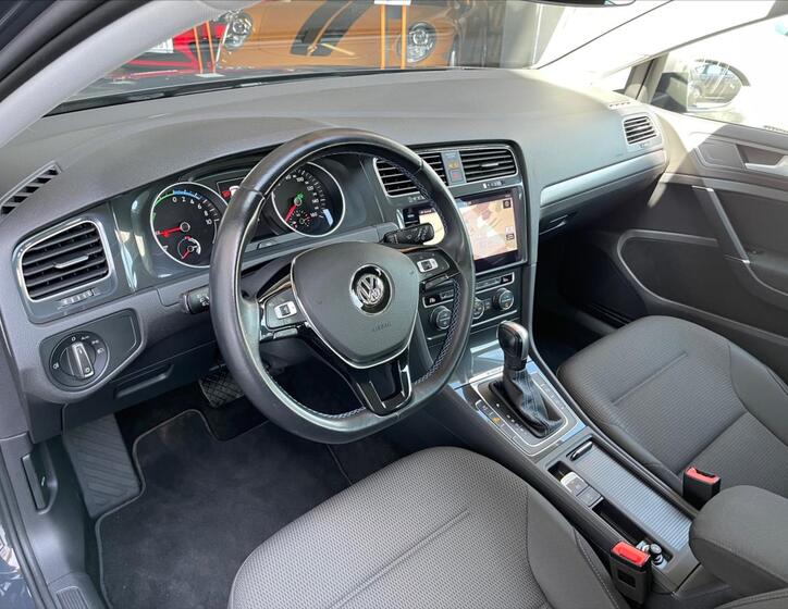 Volkswagen e-Golf 11