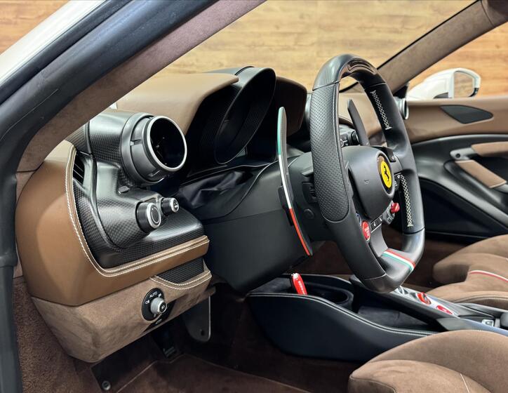Ferrari F8 12