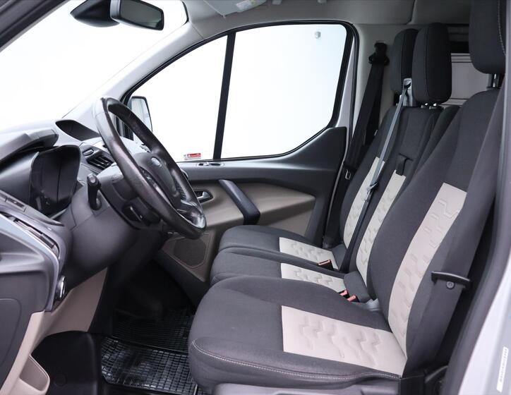Ford Tourneo Custom 10
