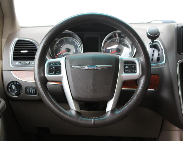 Chrysler Town & Country 19