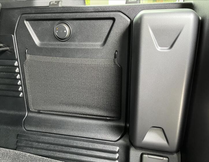 Land Rover Defender 12