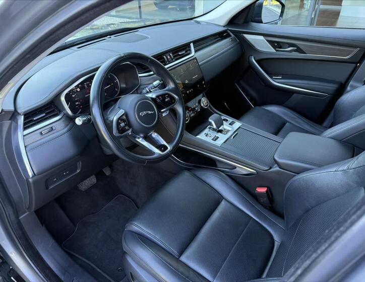 Jaguar F-Pace 11