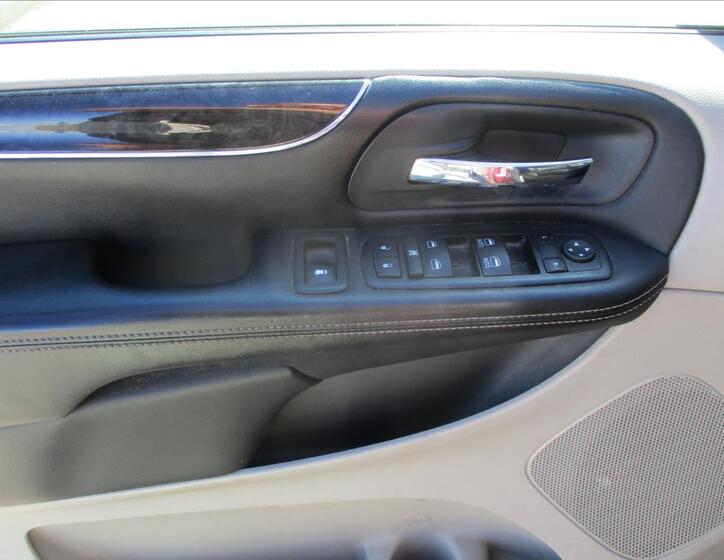 Chrysler Town & Country 26