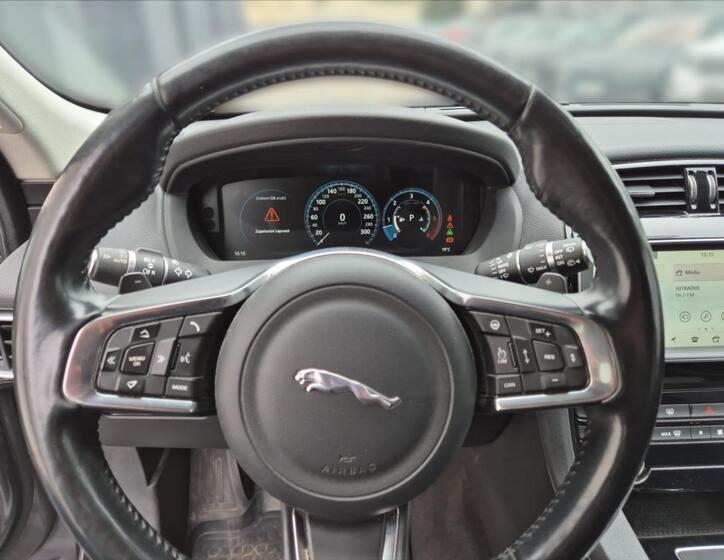 Jaguar F-Pace 8