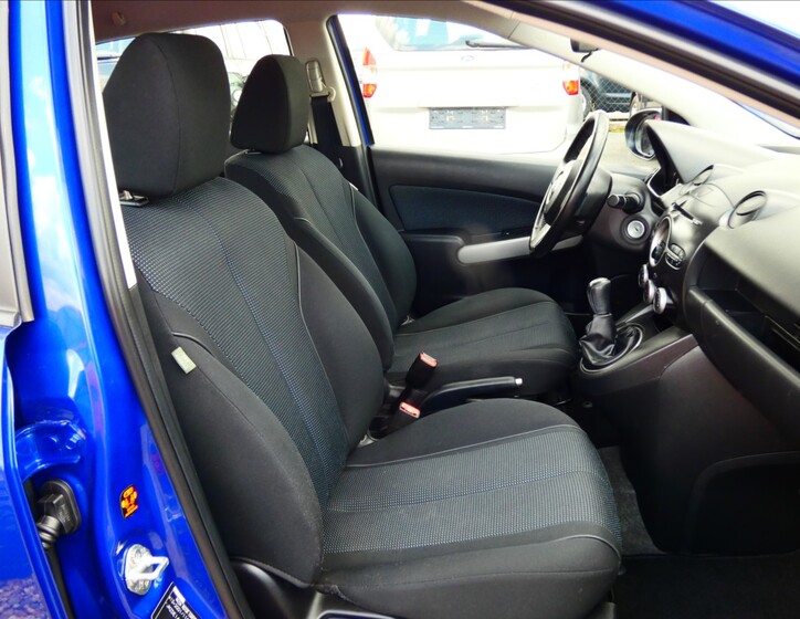 Mazda 2 11