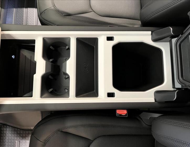 Land Rover Defender 22