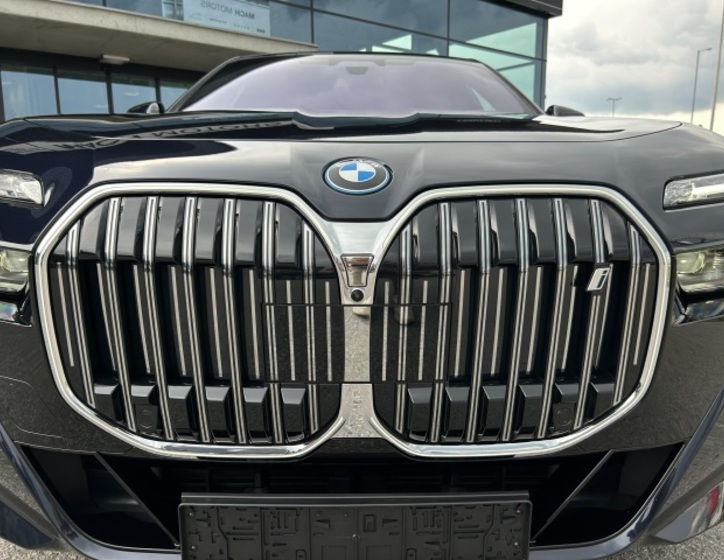 BMW i7 12