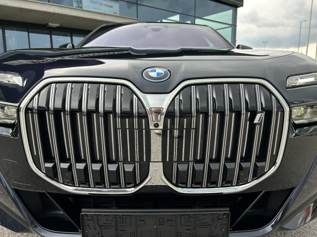 BMW i7