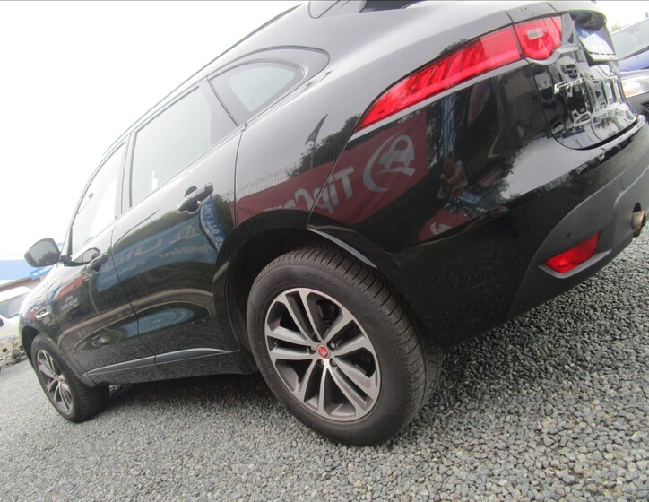 Jaguar F-Pace 8