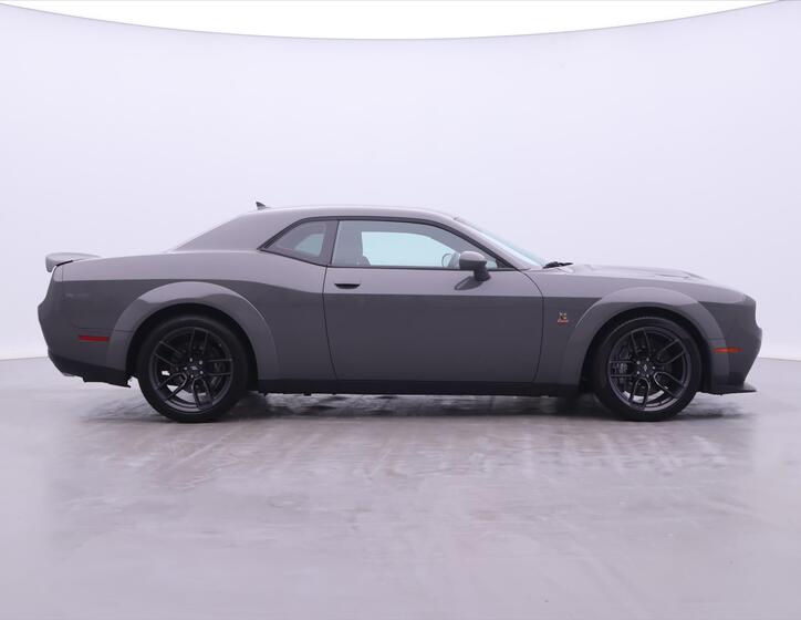 Dodge Challenger 8