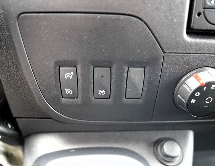 Nissan NV400 32