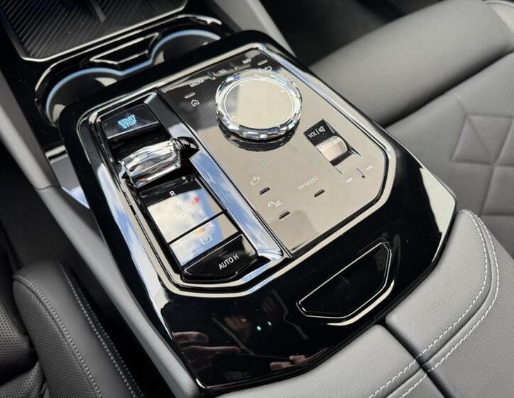 BMW i5 12