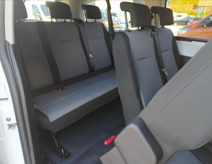 Toyota ProAce 9