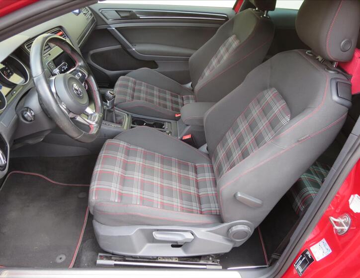 Volkswagen Golf 12