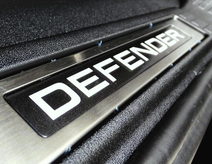 Land Rover Defender 53