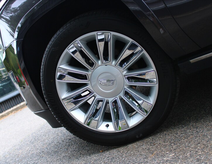 Cadillac Escalade 32