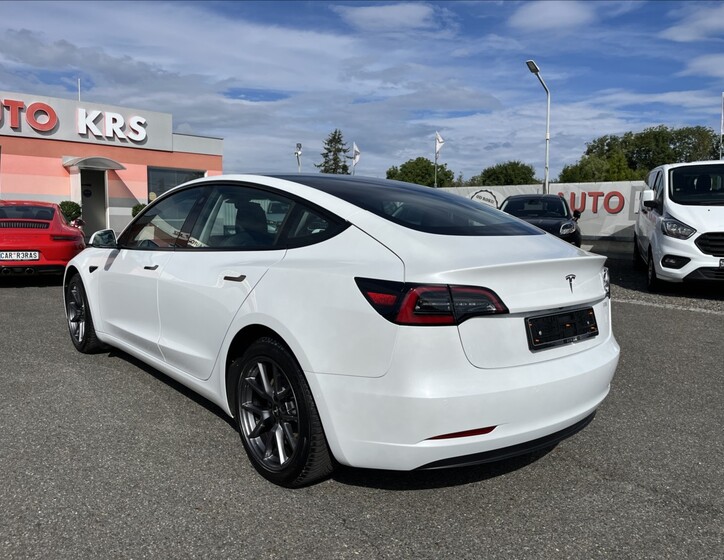 Tesla Model 3 8