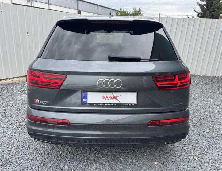 Audi Q7 11
