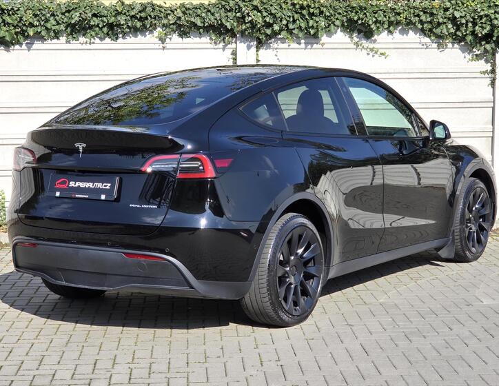 Tesla Model Y 6