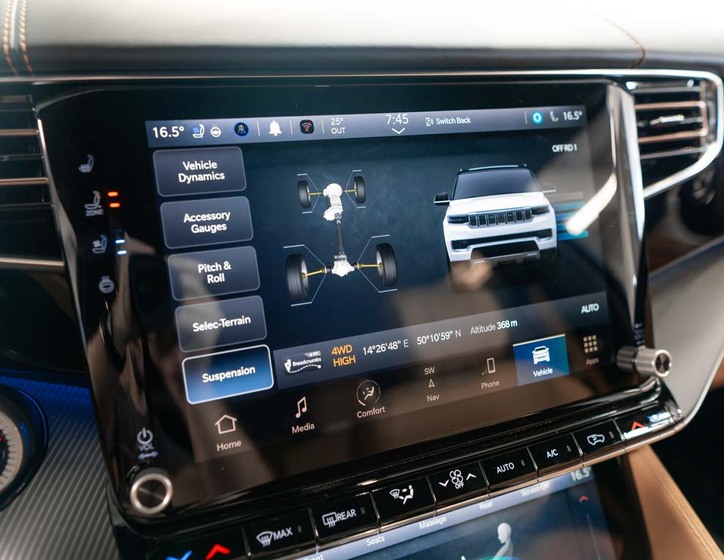 Jeep Grand Wagoneer 37