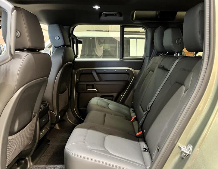 Land Rover Defender 19