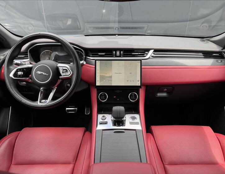 Jaguar F-Pace 11
