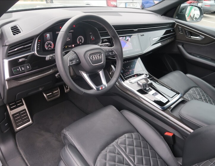 Audi Q8 11