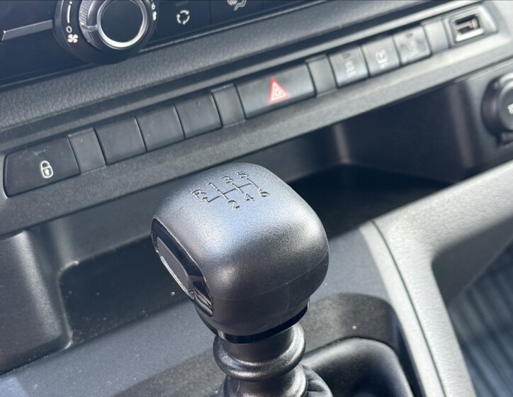 Peugeot Traveller 13