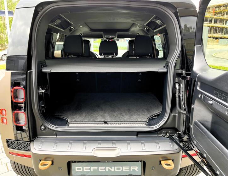 Land Rover Defender 9