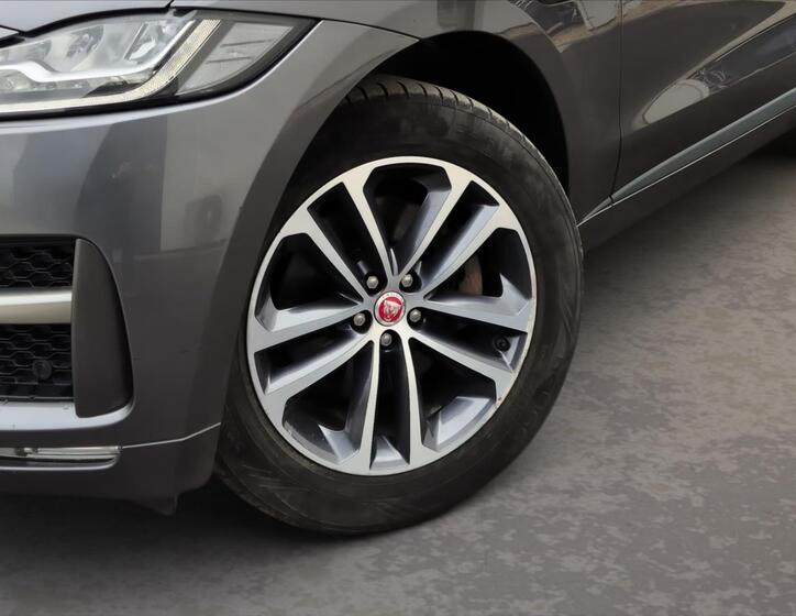 Jaguar F-Pace 6