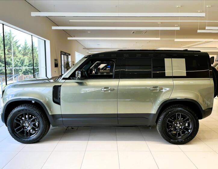 Land Rover Defender 3