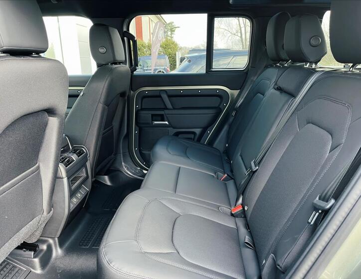 Land Rover Defender 11