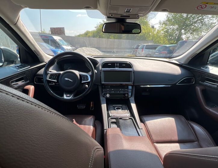 Jaguar F-Pace 7