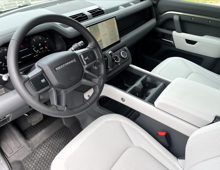 Land Rover Defender 11