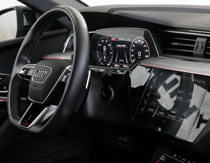 Audi e-tron 17