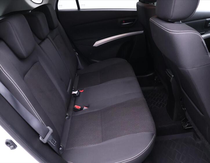 Suzuki SX4 S-Cross 13