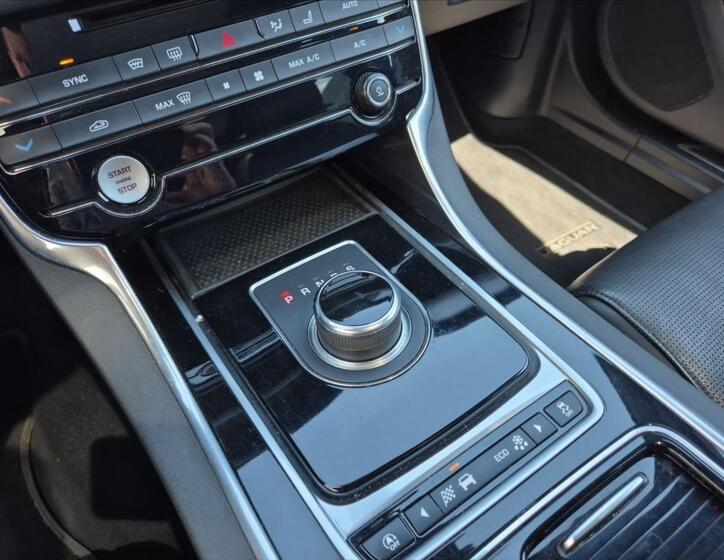 Jaguar XF 18