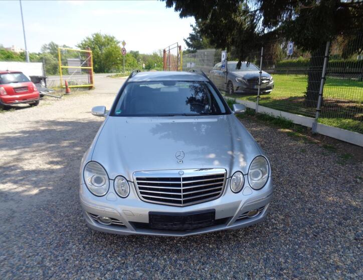 Mercedes-Benz 211 2