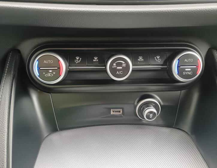 Alfa Romeo Stelvio 23
