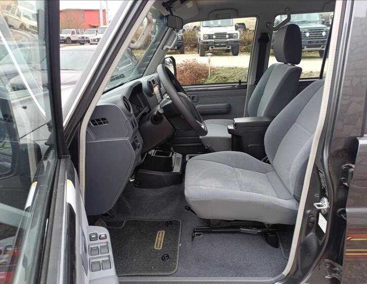 Toyota Land Cruiser 9