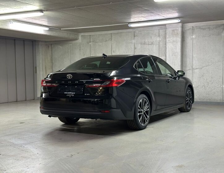 Toyota Camry 5
