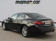 Infiniti Q70 5