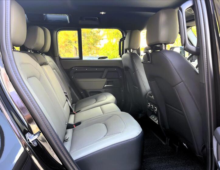 Land Rover Defender 34