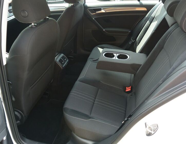 Volkswagen Golf 26