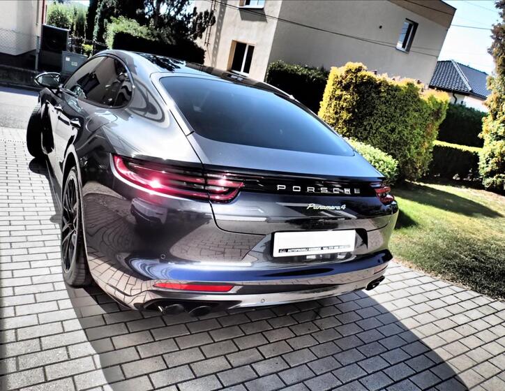 Porsche Panamera 4